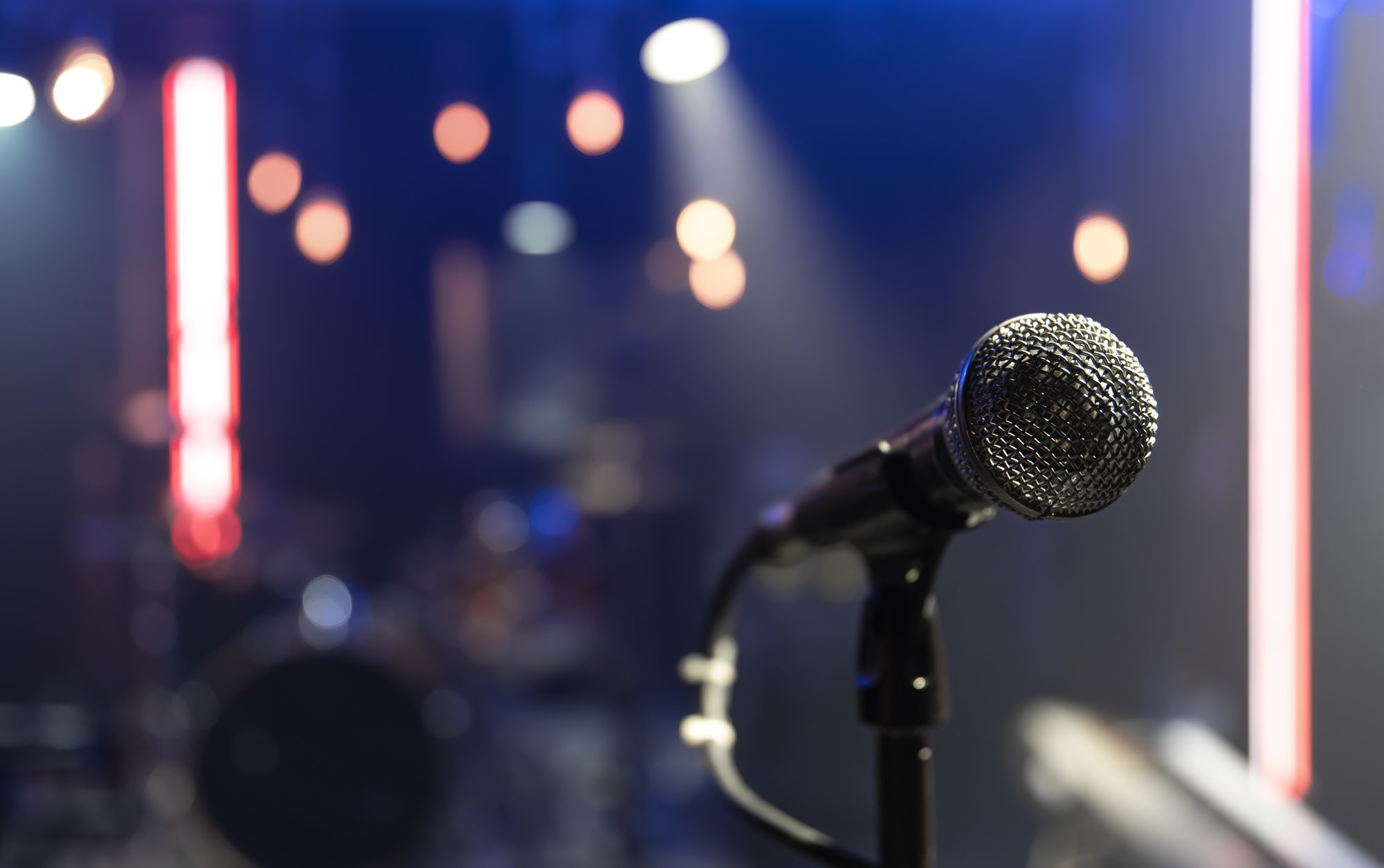 close-up-microphone-concert-stage-with-beautiful-lighting